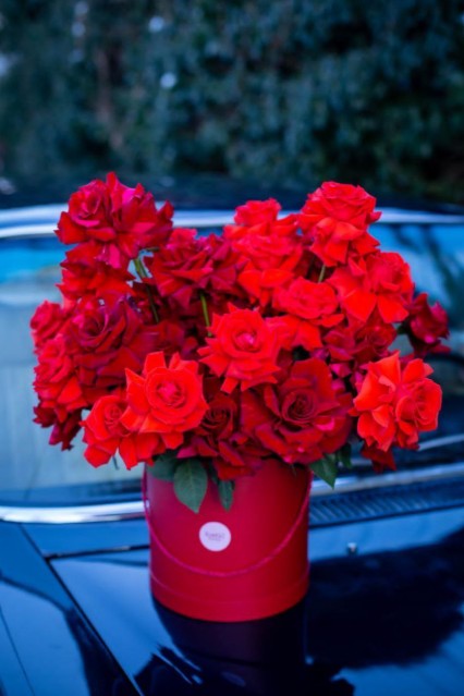 Boks z czerwonych "francuskich" róż