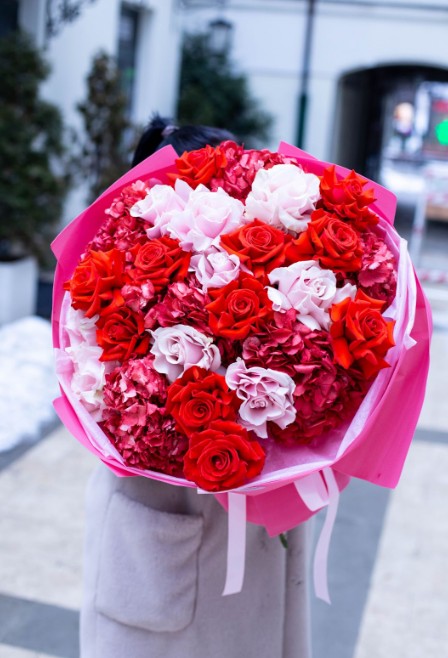 Bukiet czerwonych hortensji i mieszanka "francuskich" róż