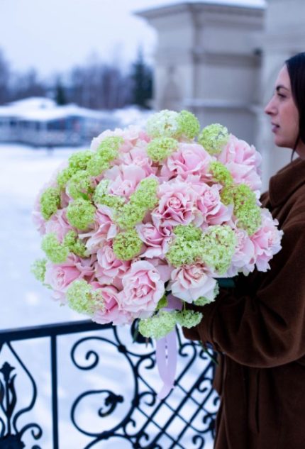Bukiet "francuskich" róż i viburne
