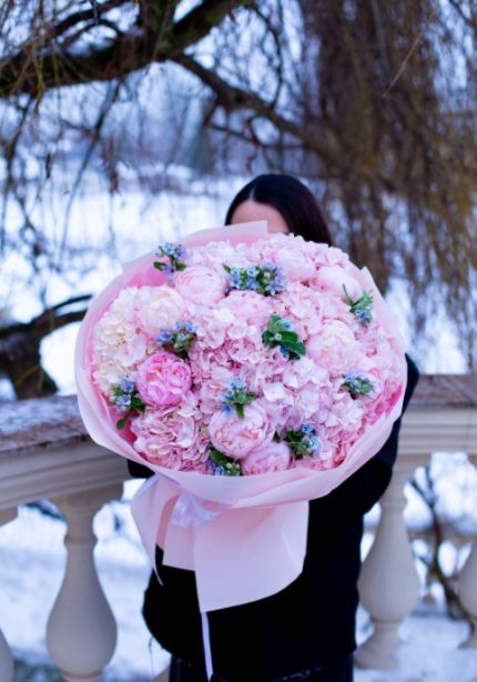 Bukiet piwonii, hortensji i oxypetalum