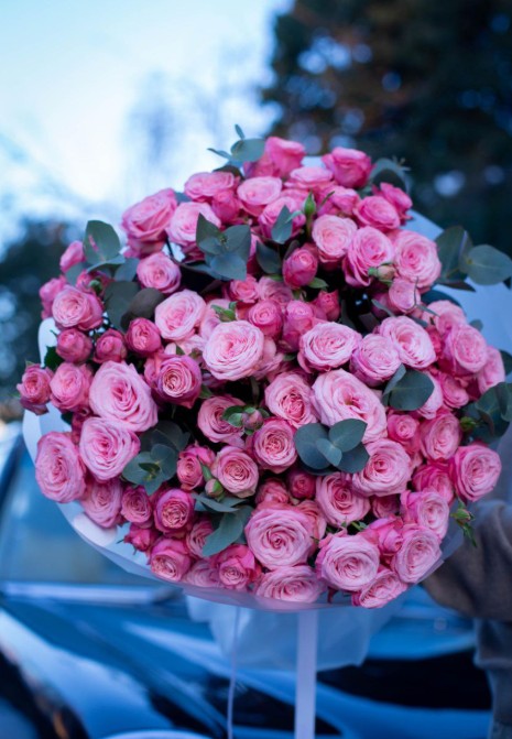 Bukiet róż krzewiastych z eukaliptusem